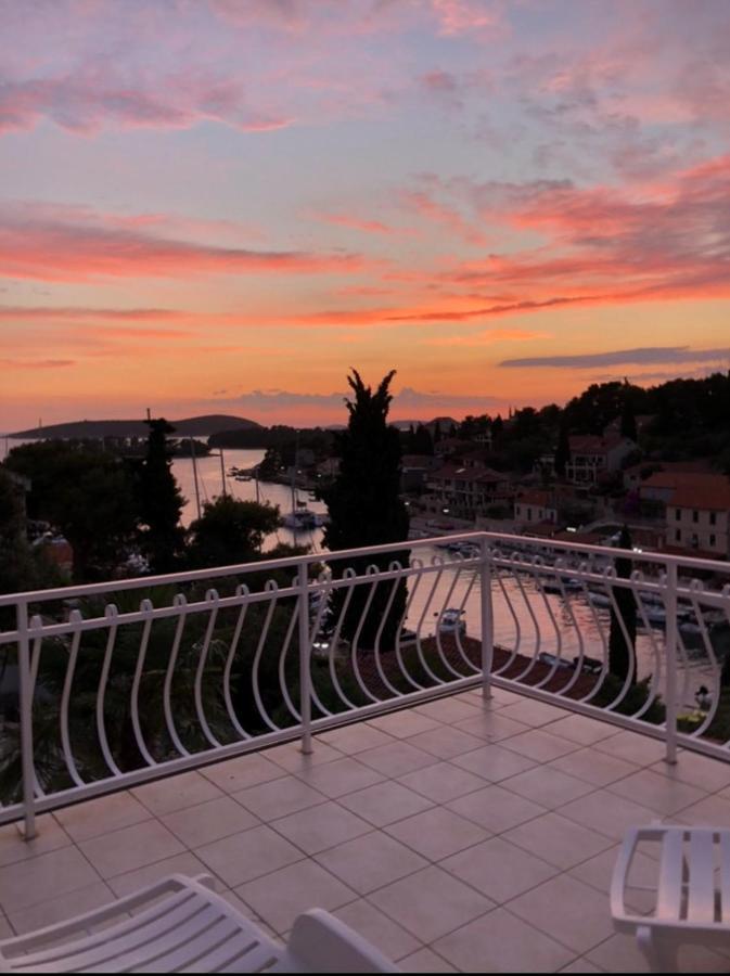 Apartment In Maslinica 70M From The Sea Ngoại thất bức ảnh