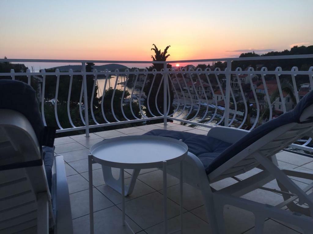 Apartment In Maslinica 70M From The Sea Ngoại thất bức ảnh